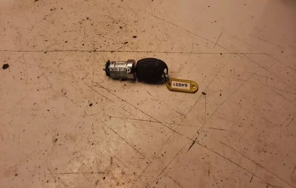 Ford Mondeo Mk III Ignition lock UC592300