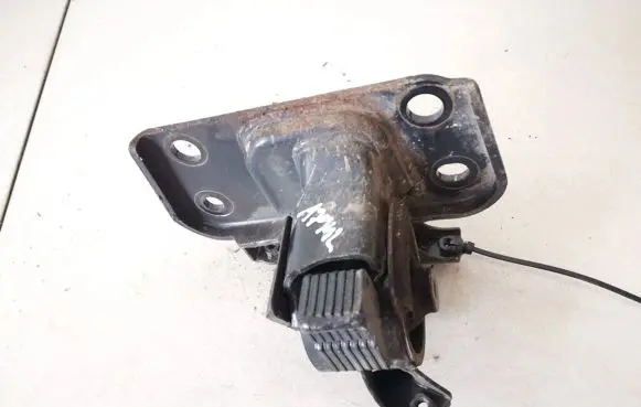 Toyota Avensis T270 Engine mount bracket