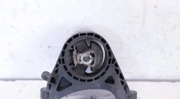 Chevrolet Malibu Engine mount bracket 20931522 230006