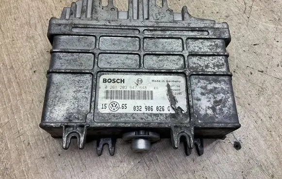 Volkswagen Golf III Engine control unit/module 0261203647 032906026g