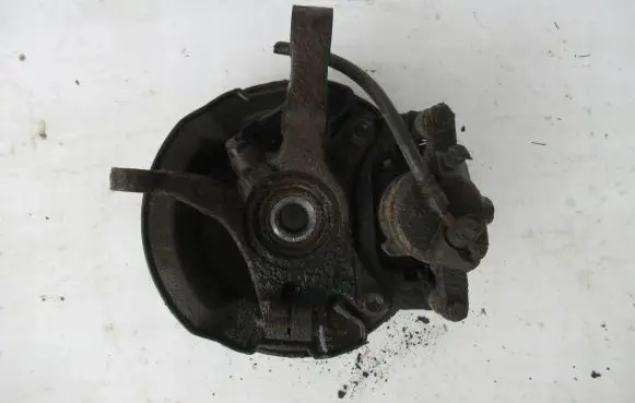 Suzuki Swift I Front wheel hub spindle knuckle