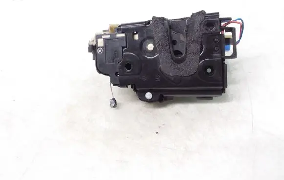 Volkswagen Polo IV 9N3 Front door lock 3B1837015AQ
