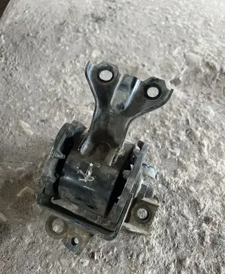 Peugeot 4007 Engine mount bracket