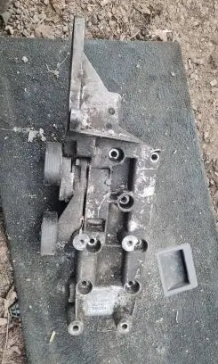 Volvo S80 Engine mounting bracket 8642196