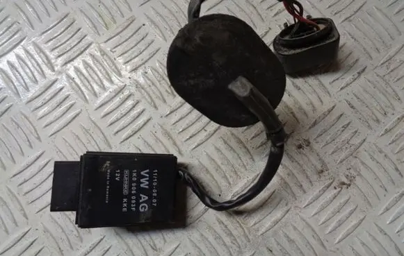 Skoda Yeti (5L) Fuel pump relay 1K0906093F