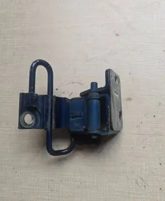 Volkswagen Touareg I Front door lower hinge 7L0831411