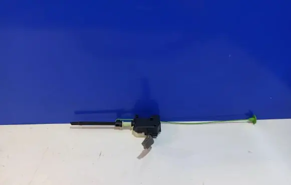 Volvo S60 Fuel cap release pull handle 86113136