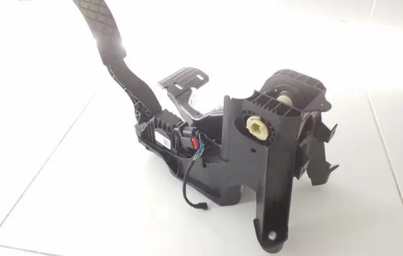 Volkswagen Golf VII Accelerator throttle pedal 5Q1723058AJ