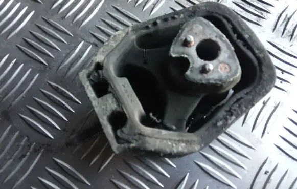 Mercedes-Benz B W245 Engine mount bracket A1692401317