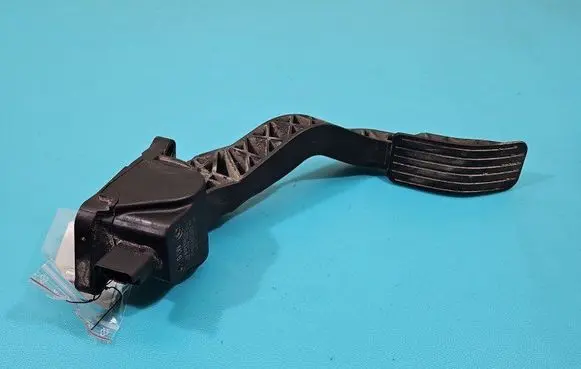 Accelerator throttle pedal