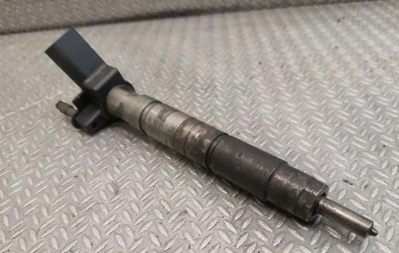 BMW 5 E60 E61 Fuel injector 7797877