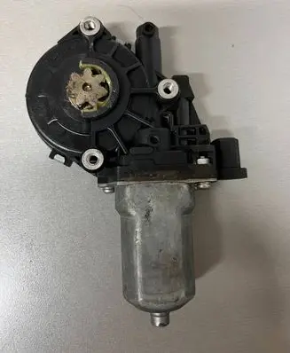 Suzuki Swift I Front door window regulator motor 8353063J00 0621003390