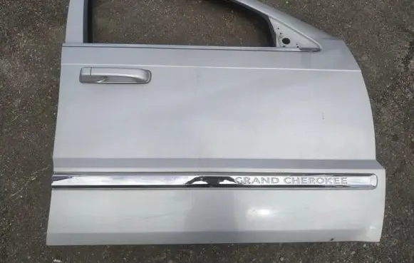 Jeep Grand Cherokee (WK) Front door pilkos