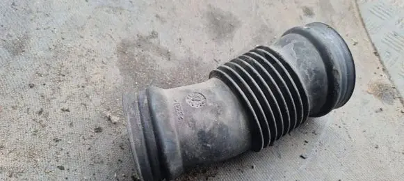 Volvo V70 Air intake hose/pipe 30680040