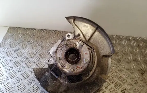 Land Rover Evoque II Front wheel hub K8D23K207AE