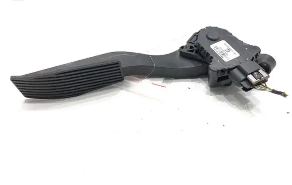 Accelerator throttle pedal
