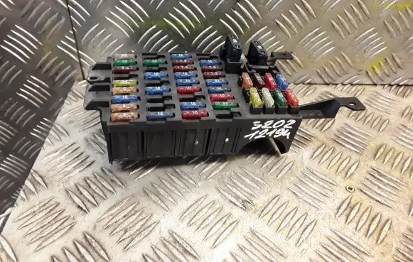 Mercedes-Benz C W202 Fuse box set 2085450140 A2085450140