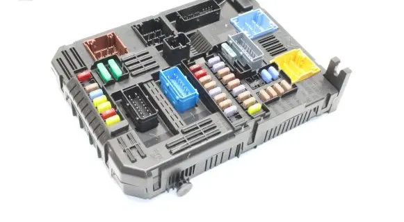 Peugeot 2008 II Fuse module 9832881080