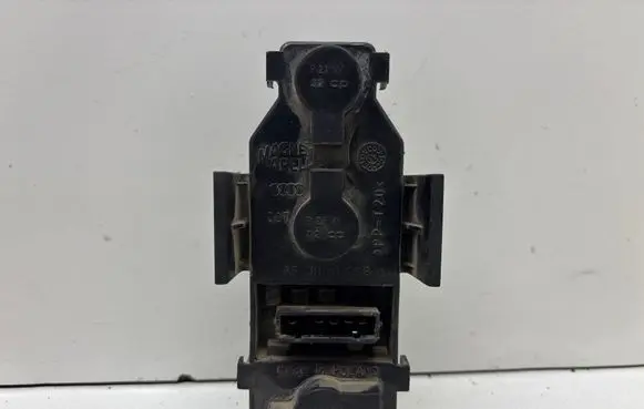 Audi A6 S6 C5 4B Tail light bulb cover holder BL3158B