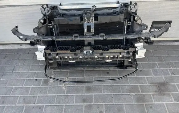 Volkswagen Touareg III Radiator support slam panel 
