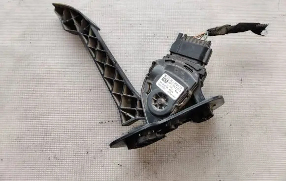 Accelerator throttle pedal