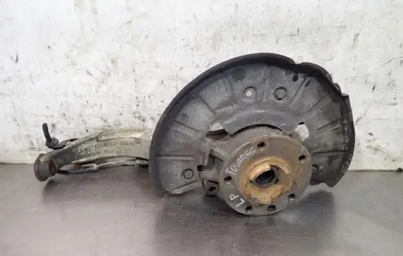 Volkswagen Touareg I Front wheel hub spindle knuckle 7L0407257A