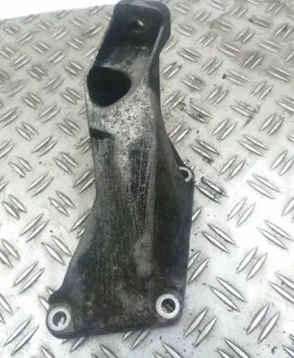Engine mounting bracket
