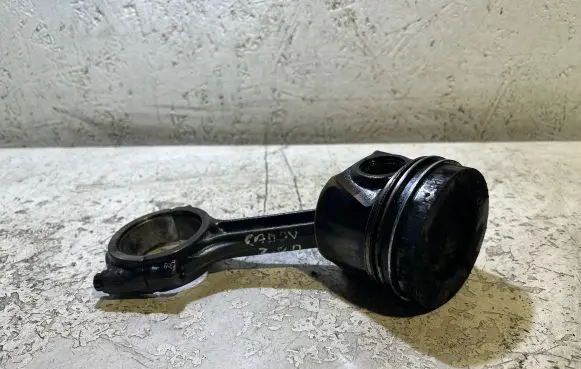 Volkswagen Caddy Piston with connecting rod