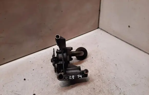 Volkswagen PASSAT B5.5 Oil pump 06A115105B
