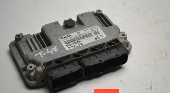 Toyota Auris 150 Engine control unit/module 8966102E90 0261201209 1039S17579