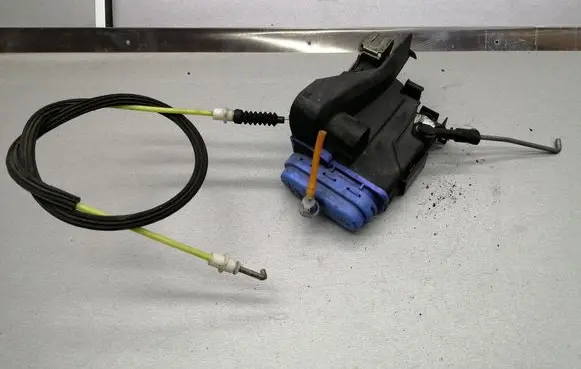 Audi A4 S4 B5 8D Rear door lock 8D0839016A