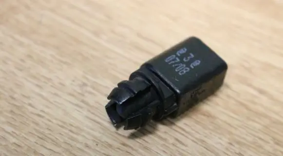 Volkswagen PASSAT B6 Outside/exterior temperature sensor 8Z0820535