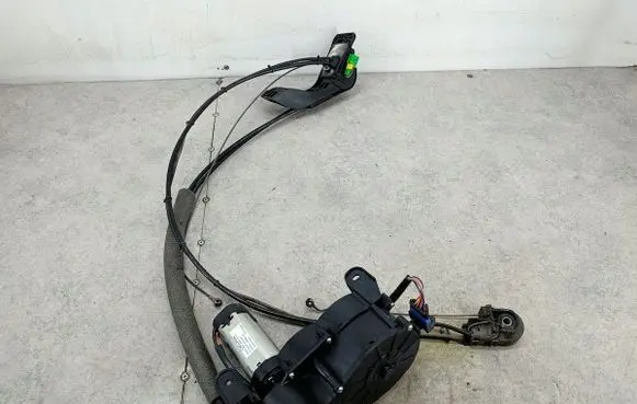 Peugeot 1007 Sliding door motor assembly 