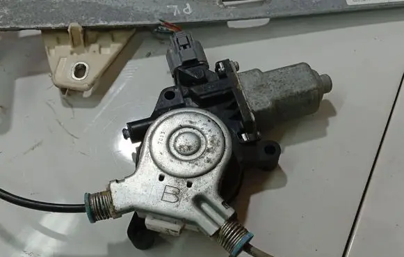 Honda FR-V Front door window regulator motor 