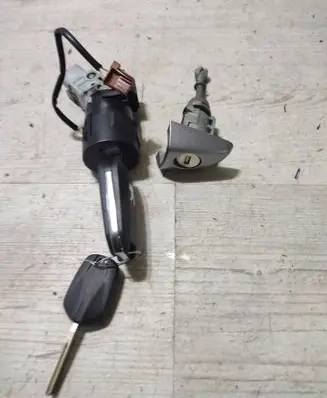 Peugeot 308 Ignition lock 9663123380