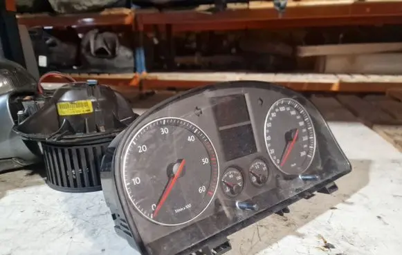 Volkswagen Touran I Speedometer (instrument cluster) 1T0920862F