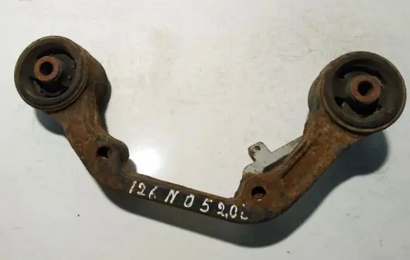 Nissan X-Trail T30 Engine mounting bracket