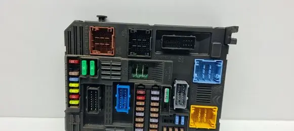 Peugeot 5008 II Fuse module 9830813080