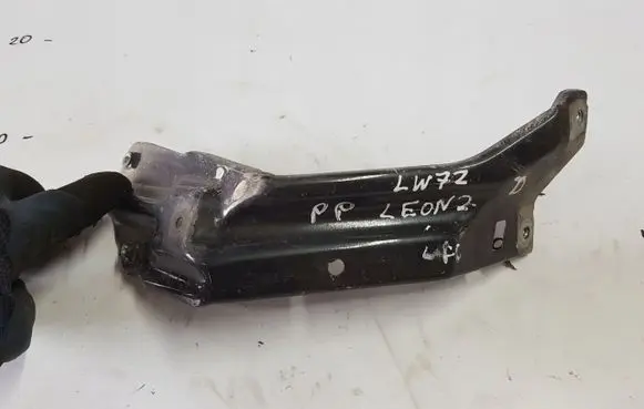 Seat Leon (1P) Fender mounting bracket