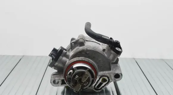 Ford Kuga II Vacuum pump 9804021880