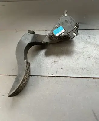 Accelerator throttle pedal