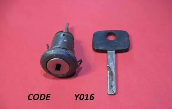 Opel Rekord E2 Tailgate exterior lock Y016