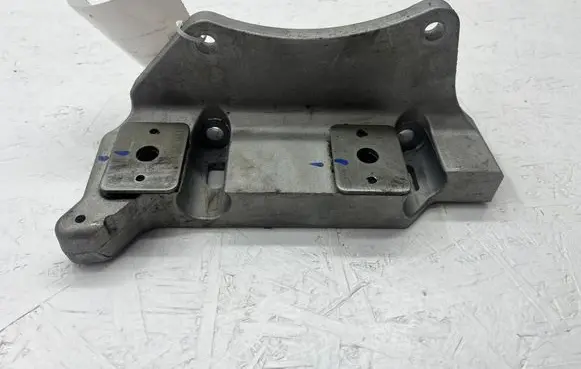 Opel Mokka B Engine mounting bracket 9845361280