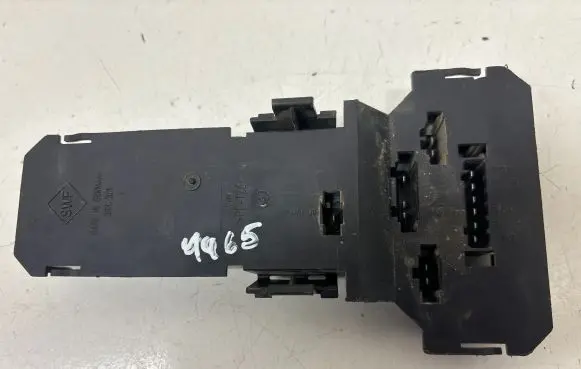 Volkswagen PASSAT B5 Tail light bulb cover holder 3933611
