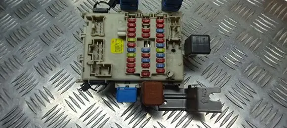 Nissan Primera Fuse box cover 24350-AV700