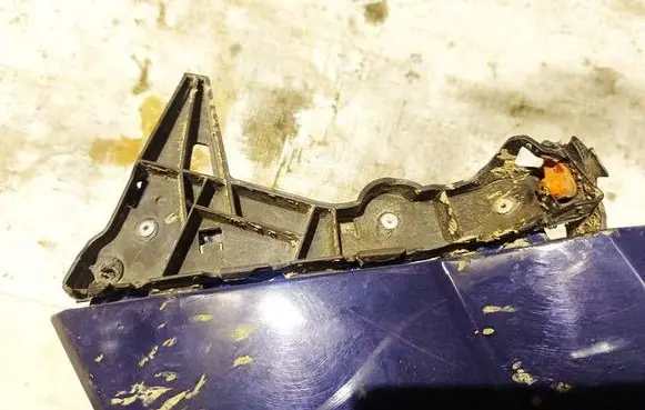 Opel Astra H Front bumper mounting bracket