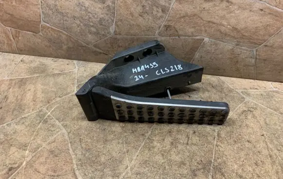 Accelerator throttle pedal