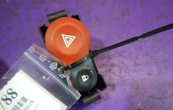 Renault Clio III Hazard light switch 8200214896A
