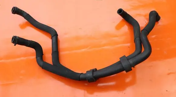 Mercedes-Benz C W203 Engine coolant pipe/hose 2035001475