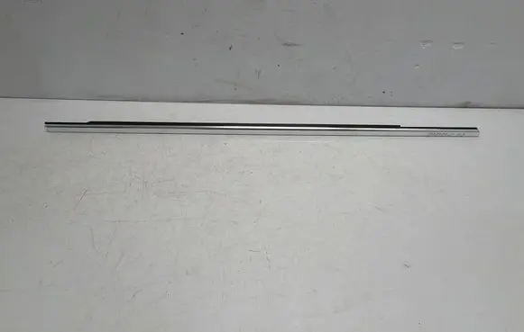 Opel Zafira C Front door glass trim molding 13259963